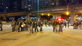 數十名防暴警察在V city對出的十字路口