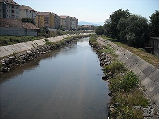 Vista do rio Sebeş perto da pequena cidade de Sebeş (Mühlbach)