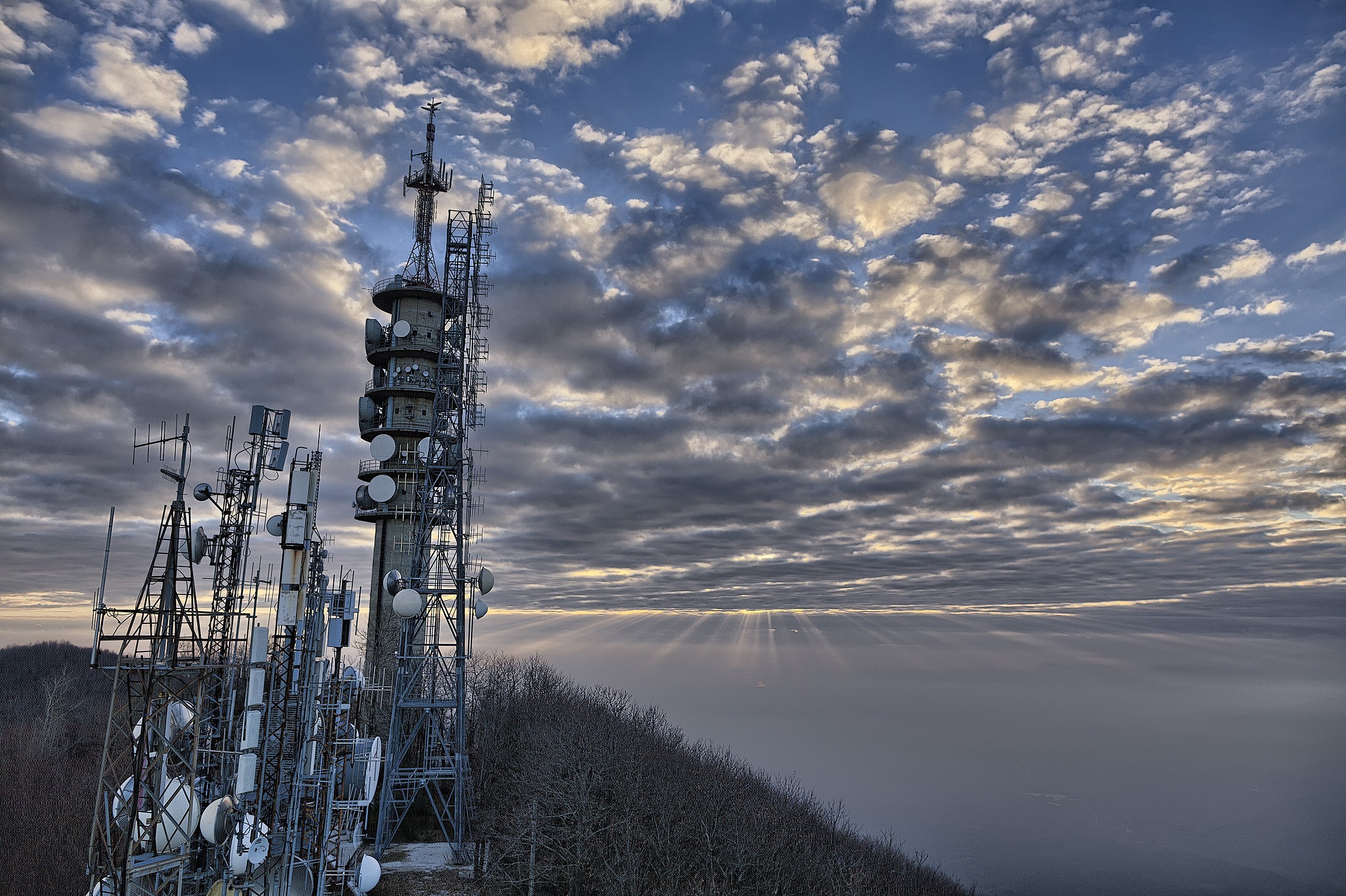 File:Roccamonfina - Antenne Radio.jpg - Wikimedia Commons