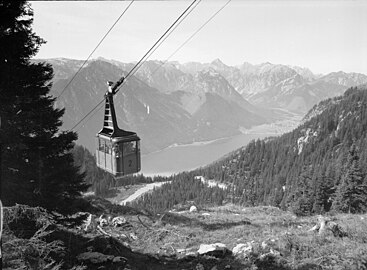 Rofanseilbahn 1965 mit Achensee im Tal