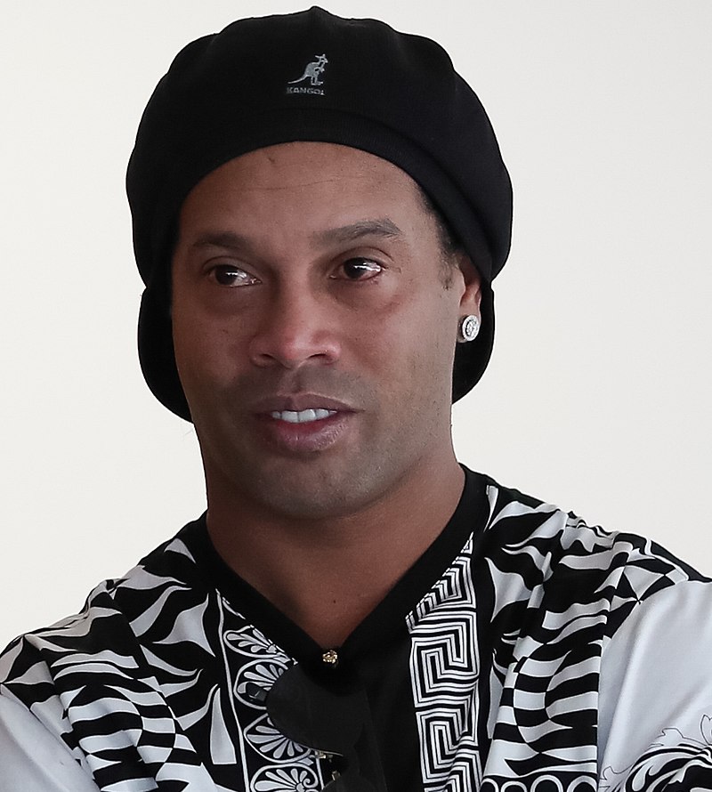 Assis publica vídeo com lances de Ronaldinho Gaúcho em treino do