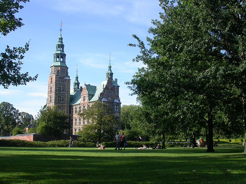 File:Rosenborg - park setting.jpg