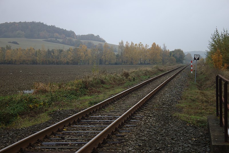 File:Rudíkovy, železniční trať II.jpg