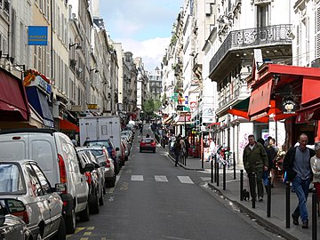 Rue des Martyrs vers la rue La Vieuville.