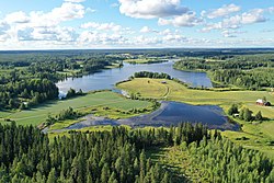 Sävijärvi etelästä nähtynä. Etualalla Sävijärveen liittyvä Vähäjärvi.