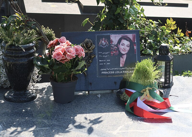 File:Sépulture Pahlavi, cimetière de Passy, Paris 16e 8.jpg