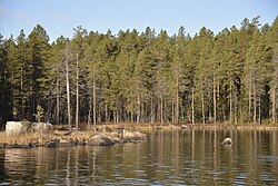 Et efterårsbillede af Sör-Holmsøen, fotograferet fra dens sydlige strand.