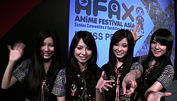 A Scandal 2010-ben a szingapúri Anime Festival Asián. Balról jobbra: Ogava Tomomi, Ono Haruna, Szuzuki Rina és Szaszazaki Mami