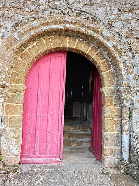 File:Sainte Marguerite de carrouges portail.jpg