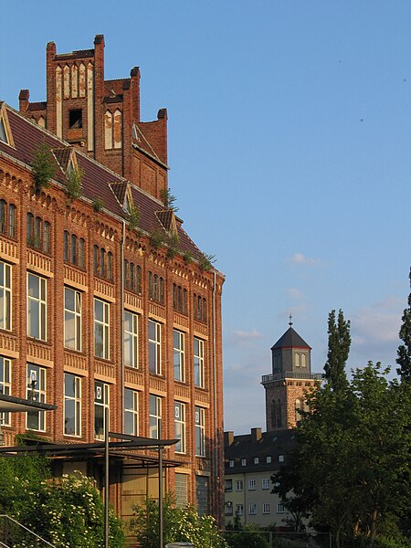 File:Salzmann-Fabrik mit Kulturfabrik Seitenflügel mit Marienkirche (31.05.2009).jpg