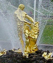 Escultura de Sansón en la fuente central del parque Peterhof