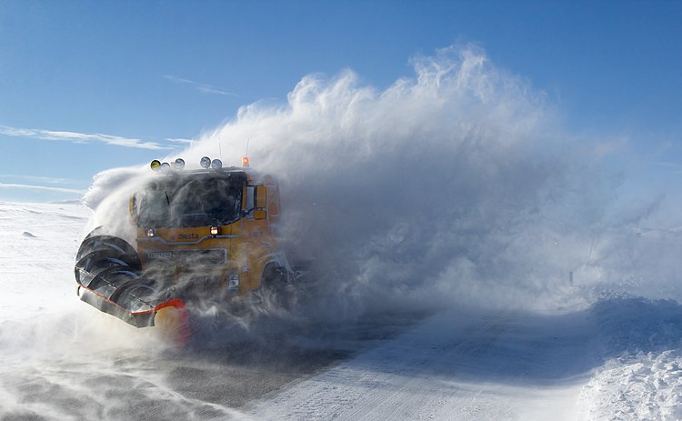 Снегоуборочная машина расчищает дорогу под сильным ветром, Салтфьеллет, Норвегия
