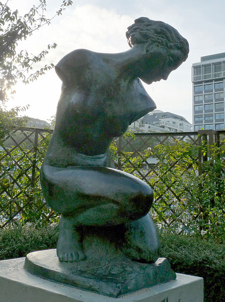 File:Sculpture, Bassin de l'Arsenal, Paris October 2010 002.jpg