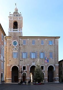 Il Palazzo del Governo, oggi sede degli uffici comunali, e la Fontana del Nettuno in Piazza Roma