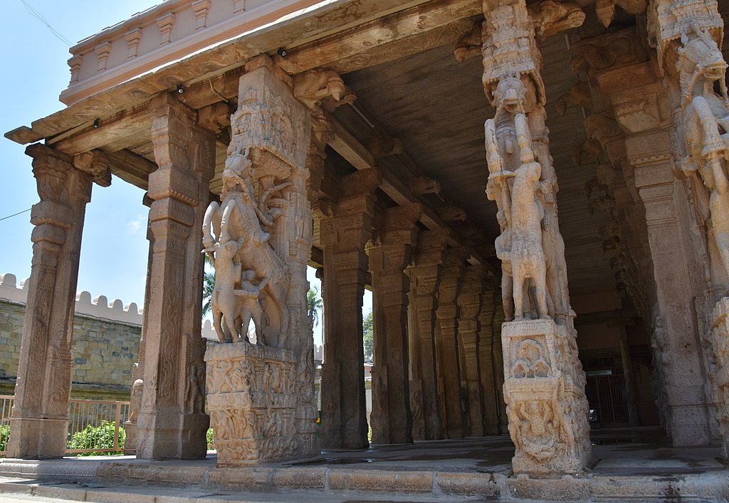 Sesha Mandapa, Vijayanagar period, 16th century, Sri Ranganathaswamy Temple, dedicated to Vishnu, in Srirangam, near Tiruchirappali (199) (37463830806).jpg