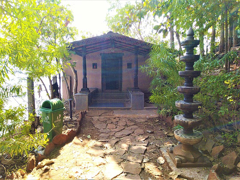 File:Shiva temple in the campus of Zapurza Museum of Art & Culture, Kudje, Pune district.jpg