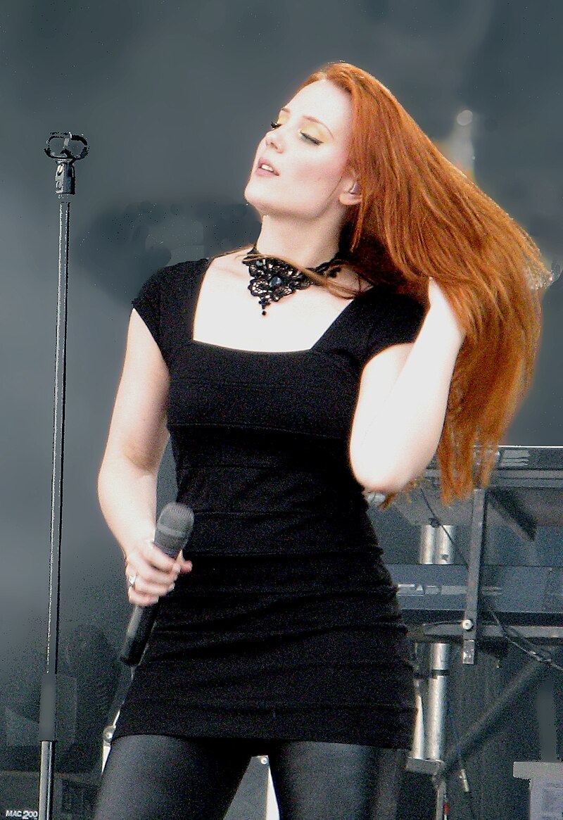 800px-Simone-Simons-2009-pic06.jpg