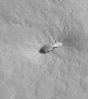 Pequeno vulcão localizado no Quadrângulo de Phoenicis Lacus. A imagem cobre uma distância de 3,1 km. Imagem fotografada pela Mars Global Surveyor.