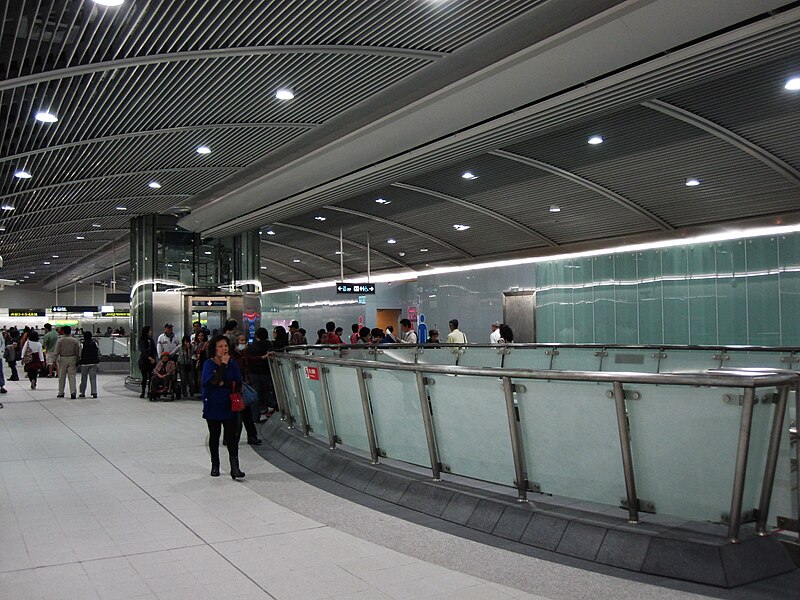 File:Songshan Station Concourse Level 2.JPG