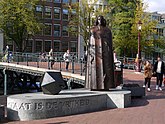 Spinoza monument in bronze sculpture, at Waterlooplein square; free photo Amsterdam, Fons Heijnsbroek, 12-10-2021