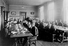 Elever i spisesalen på Falstad skolehjem ca. 1915 Foto: Bjerkan