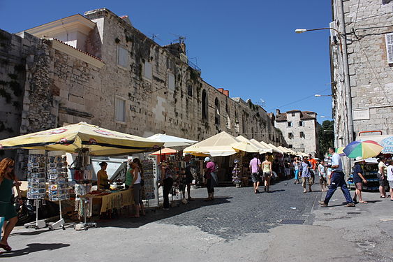 The market (outside)