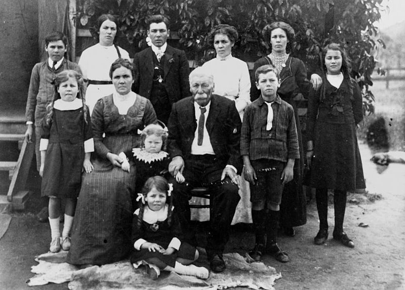 File:StateLibQld 1 165863 Stapleton family portrait, ca. 1914.jpg
