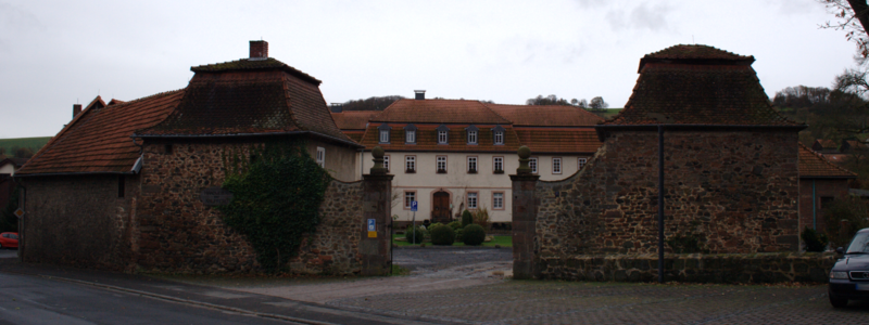 File:Stockhausen Herbstein Schloss Neben.png