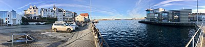 Stord hamn i Leirvik med blant annet «Tranen» katamaranferge ved Nattrutekaien og serveringsteder på terminalkaia. Foto: Fordreid panorama mars 2018