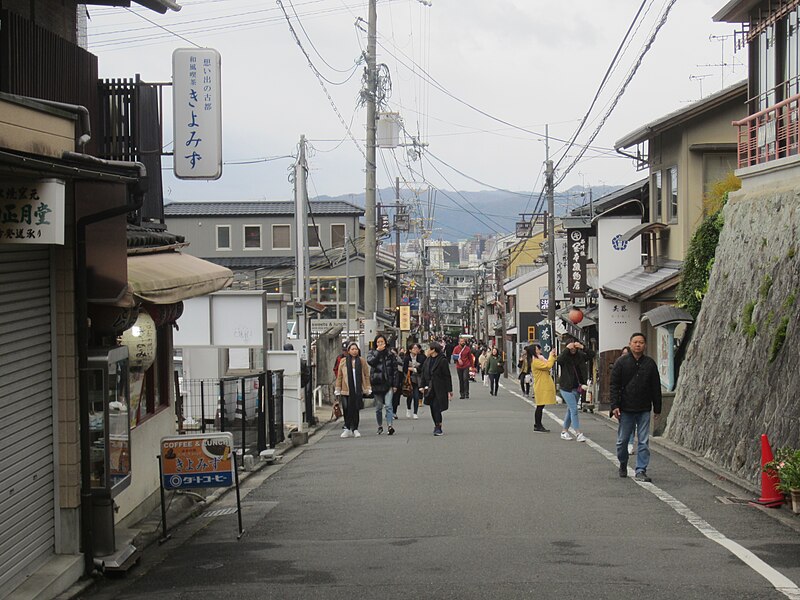 File:Street view in Kyoto, Japan (2019) - 252.jpg