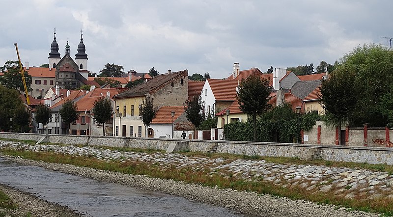 File:Třebíč, řeka Jihlava a Havlíčkovo nábřeží, k zámku (cropped).jpg