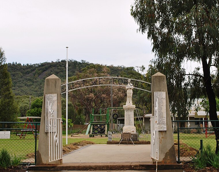 File:TambarSpringsWarMemorialGates.JPG