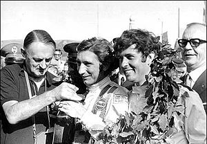 John Wyer (à gauche), Jo Siffert et Brian Redman sur le podium de la Targa Florio 1970.