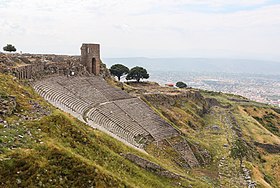 « Théâtres de Hiérapolis, de Stratonicée, de Pergame, d'Éphèse. Maintenant que tombe le soir, tu y repenses, et ces théâtres ne te semblent plus que coquillages aux mains des enfants. » (Georges Séféris, Journal, 23 Octobre 1950).