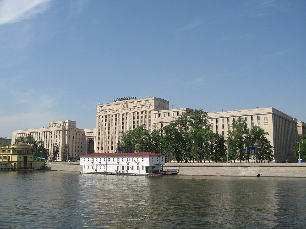 здание министерства обороны на фрунзенской набережной