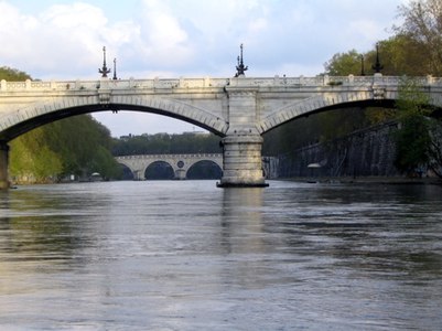 Bron sedd från Tibern. I fonden Ponte Sisto.