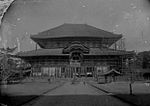 Todaiji Daibutsuden tomonidan Kudo Risaburo (Irie Taikichi memorial fotografiya muzeyi Nara Siti) .jpeg