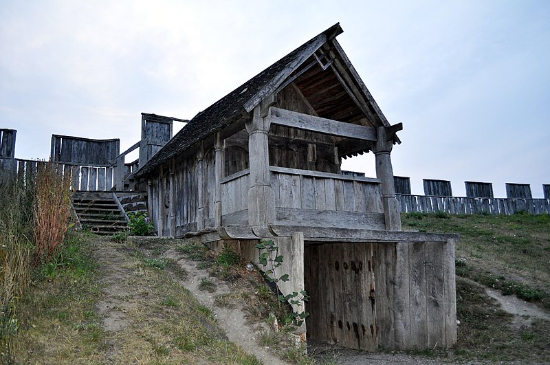 File:Torhaus der Trelleborg.jpg