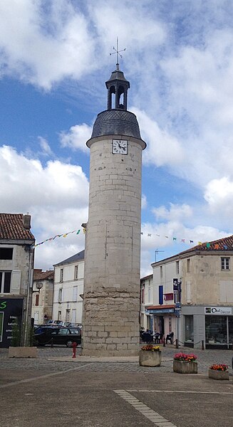 File:Tour de l'horloge de Sauzé-Vaussais.jpg