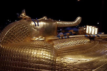 Sarcophages extérieur en or massif martelé et ciselé, représentant le roi les bras croisés portant la crosse et le flagellum.