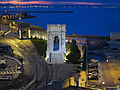 Arco di Traiano og Arco Clementino sett fra Duomo i skumringen