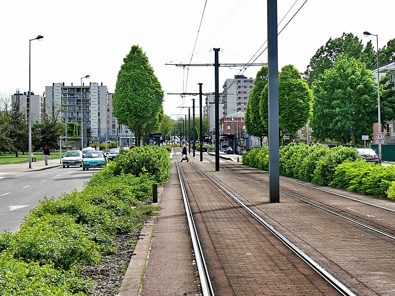 File:Tramway de Rouen - Plateforme - Pavés auto-bloquants.jpg