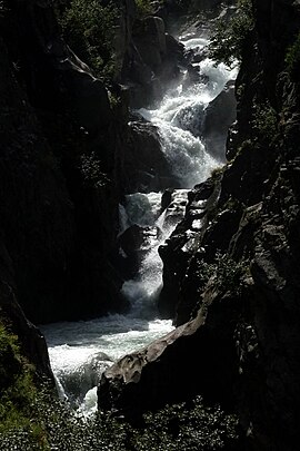 Triftgletscher und Triftwasser haben die über 100 m tiefe Graaggilamm-Schlucht aus dem Fels geschliffen. Das Triftwasser ist, …