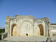 Ruines de l'église abbatiale.