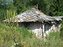 Полуразрушена къща в Тъмръш.