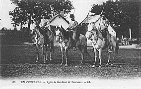 Gardians à cheval devant les deux cabanes.