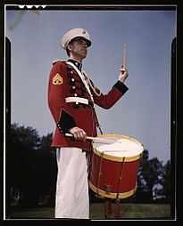 Charles Owen, solista de marimba e timpanista, tocando tambor no Marine Barracks Washington, maio de 1942