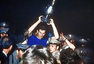 İtalya millî takımı kaptanı Giacinto Facchetti, 1968'deki şampiyonluktan sonra kupayla birlikte.