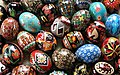 Ouă colorate după tradiție modernă și tradițională ucraineană.