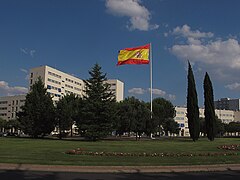 Una gran bandera española en la glorieta del Primero de Mayo (14558508196).jpg
